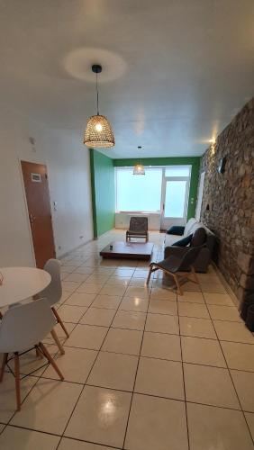 un salon avec un canapé et une table dans l'établissement Appartement 58m2 10min de la gare à pied, à Quimper