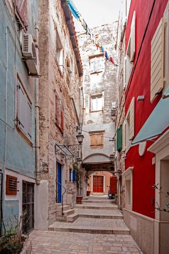 an alley with stairs in an old building at Guest house SOTTO I VOLTI Centro Storico in Rovinj
