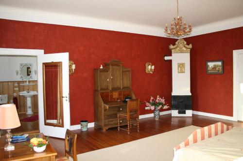 Una cama o camas en una habitación de Herrenhaus Borghorst