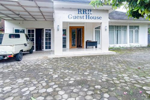 a white truck parked outside of a guest house at RedDoorz at RRR Guesthouse Mataram in Tjakranegara