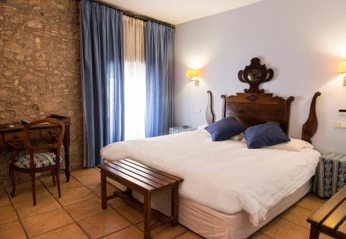 Un pat sau paturi într-o cameră la Hotel Can Ceret