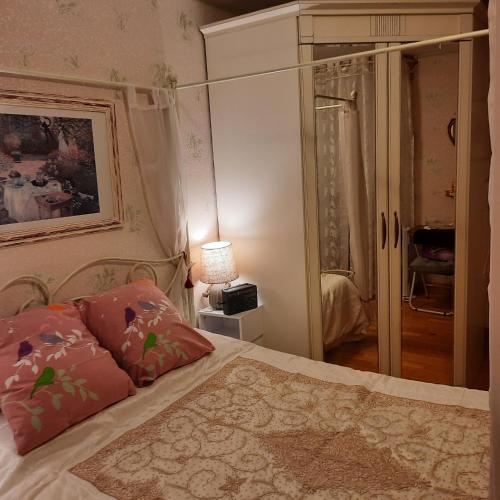 une chambre avec un lit et un miroir dans l'établissement courseullescommealamaison, à Courseulles-sur-Mer