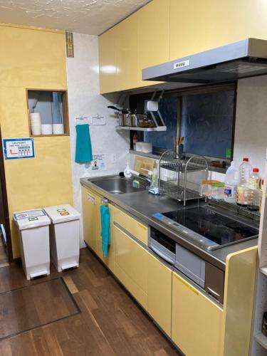 Hostel Blue Door ホステル ブルードアにあるキッチンまたは簡易キッチン