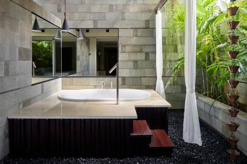 Ένα μπάνιο στο Fairfield by Marriott Bali Legian