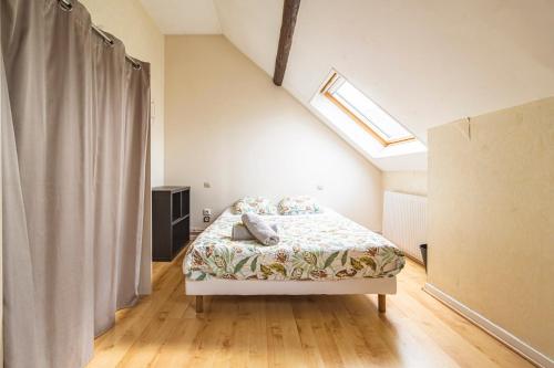 - une chambre mansardée avec une fenêtre dans l'établissement Grand appartement Reims gare centre 4 chambres, à Reims