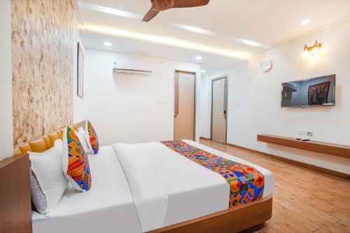 Postel nebo postele na pokoji v ubytování FabHotel Prime Jashan Paradise