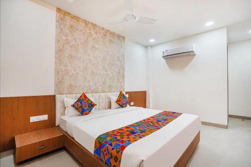 Postel nebo postele na pokoji v ubytování FabHotel Prime Jashan Paradise