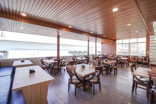 Restaurace v ubytování FabHotel Prime Jashan Paradise