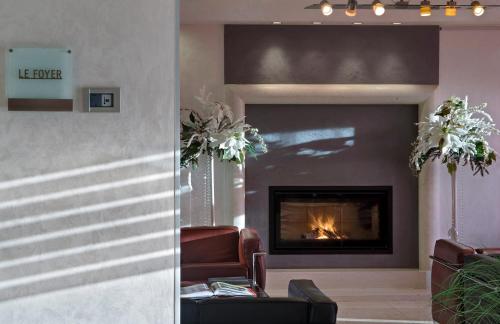 a living room filled with furniture and a fire place at Annia Park Hotel Venice Airport in Tessera