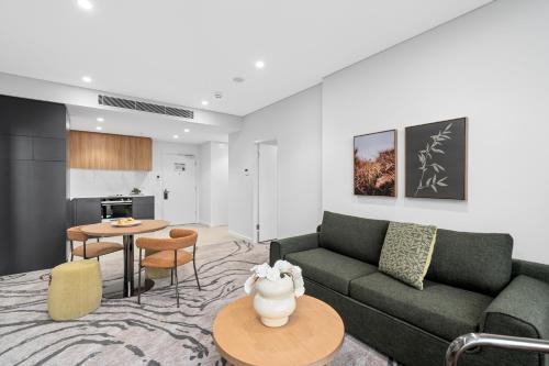 Veriu Macquarie Parkにあるキッチンまたは簡易キッチン