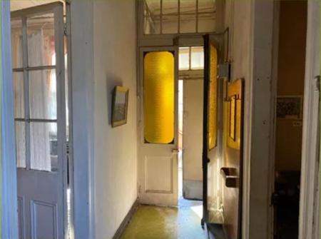 a hallway with a door and a yellow window at Altos del Almendral in Valparaíso