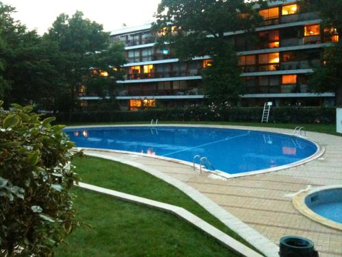 une grande piscine devant un immeuble dans l'établissement Gardens, Pool and More !, à La Celle-Saint-Cloud