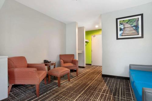 a waiting room with chairs and a table at Quality Inn & Suites Birmingham - Highway 280 in Birmingham