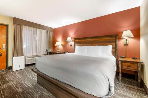 a large white bed in a hotel room at Quality Inn Ashland - Lake Superior in Ashland