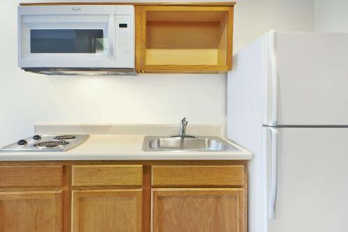 Η κουζίνα ή μικρή κουζίνα στο WoodSpring Suites St Louis St Charles