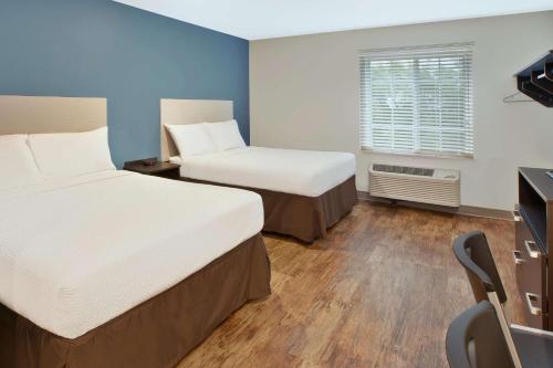 Ένα ή περισσότερα κρεβάτια σε δωμάτιο στο WoodSpring Suites St Louis St Charles