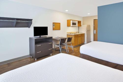 Ένα ή περισσότερα κρεβάτια σε δωμάτιο στο WoodSpring Suites St Louis St Charles