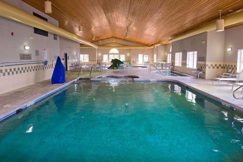 Бассейн в Country Inn & Suites by Radisson, Green Bay East, WI или поблизости