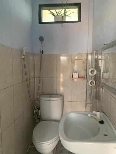 Ένα μπάνιο στο Hans Surfer Homestay
