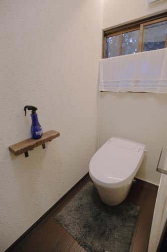 a bathroom with a toilet and a window at 旧雨今雨 in Onomichi