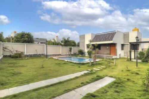 Бассейн в The JhilMil Paradise 6 BHK Villa 3 Pvt Pool Pvt lawn или поблизости