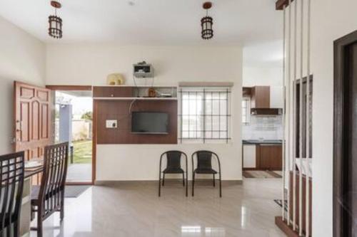 Кухня или мини-кухня в The JhilMil Paradise 6 BHK Villa 3 Pvt Pool Pvt lawn
