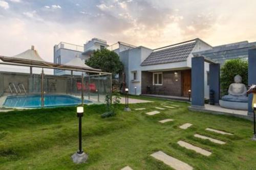 Бассейн в The JhilMil Paradise 6 BHK Villa 3 Pvt Pool Pvt lawn или поблизости