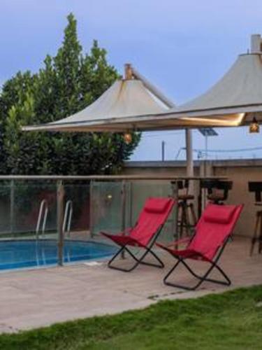 Бассейн в The JhilMil Paradise 6 BHK Villa 3 Pvt Pool Pvt lawn или поблизости