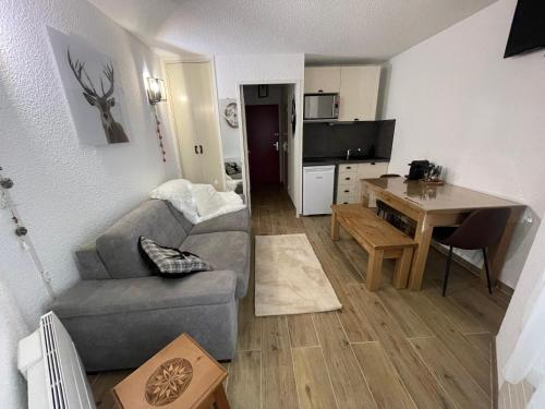 un petit salon avec un canapé et une table dans l'établissement studio 4 pers Pra Loup 1500, à Uvernet
