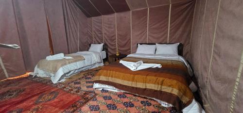 Postel nebo postele na pokoji v ubytování Bivouac Joudour Sahara