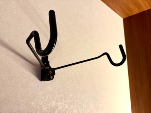 a black hook hanging on a wall at Bakery Hotel SHIRAHAMA ベーカリーホテル シラハマ in Shirahama