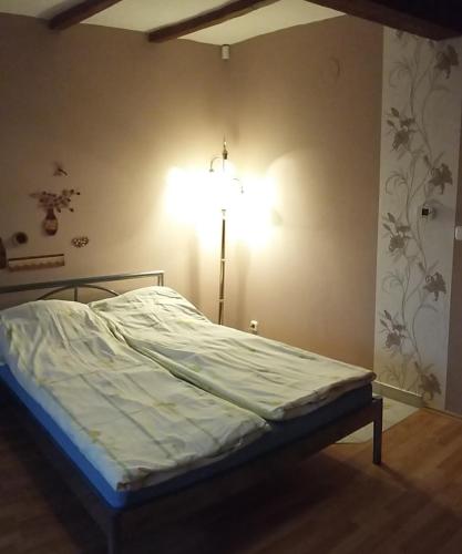 Ένα ή περισσότερα κρεβάτια σε δωμάτιο στο Norbi Apartmanok