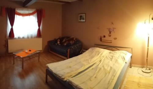 Ένα ή περισσότερα κρεβάτια σε δωμάτιο στο Norbi Apartmanok