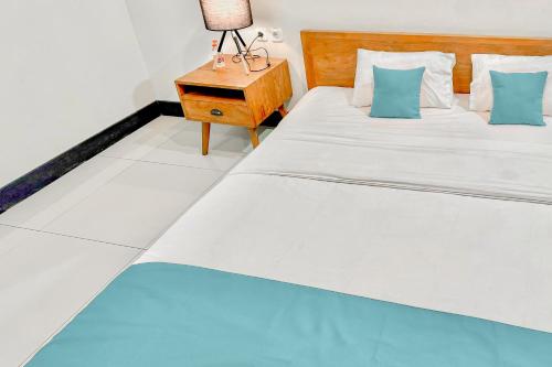 Ένα ή περισσότερα κρεβάτια σε δωμάτιο στο MYHOME Blora Mitra RedDoorz