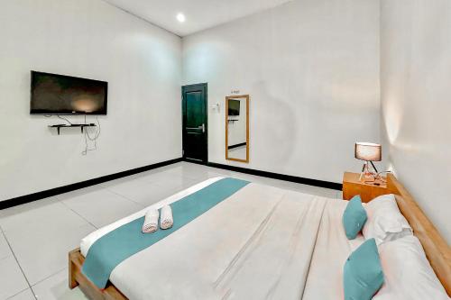 Ένα ή περισσότερα κρεβάτια σε δωμάτιο στο MYHOME Blora Mitra RedDoorz