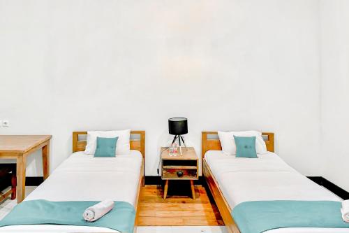 Ένα ή περισσότερα κρεβάτια σε δωμάτιο στο MYHOME Blora Mitra RedDoorz