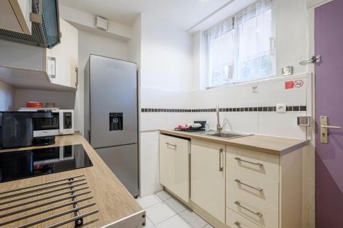 La cuisine est équipée d'un réfrigérateur et d'un évier. dans l'établissement Studio - 2 couchages doubles, à Villeneuve-Loubet