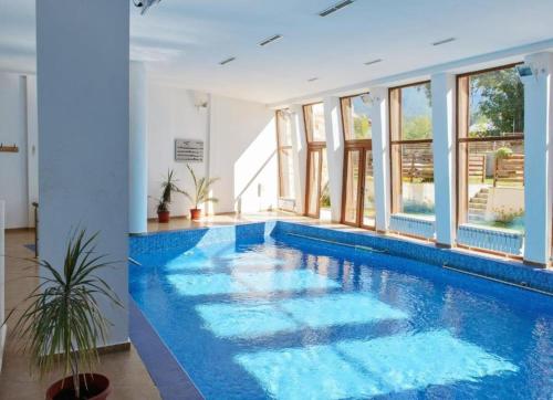 Bazén v ubytování Mountain view Lux Apartment nebo v jeho okolí