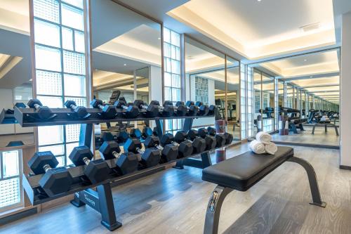 a gym with rows of chairs and a lot of windows at YANH Ratchawat Hotel in Bangkok