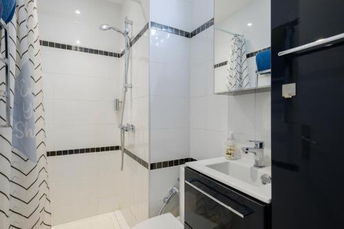 une salle de bain blanche avec une douche et un lavabo dans l'établissement Studio Ensoleillé - Marina Baie, à Villeneuve-Loubet