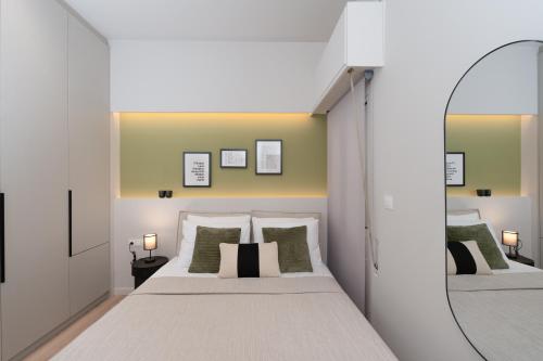 Spacious & Stylish Athens Apartment - Walk to Metro