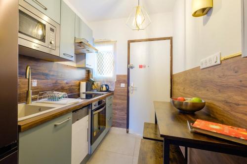 une cuisine avec un bol de fruits sur un comptoir dans l'établissement Studio pour 4 - balcon vue mer, à Villeneuve-Loubet