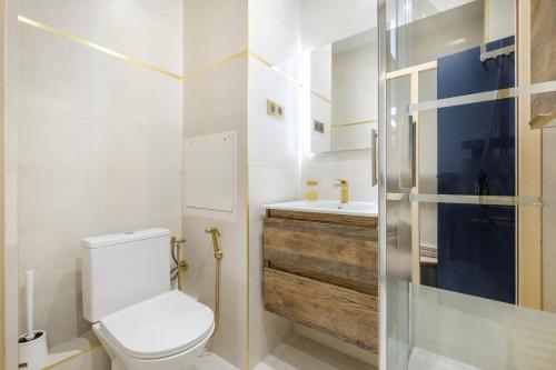 une salle de bain avec toilettes et lavabo dans l'établissement Studio pour 4 - balcon vue mer, à Villeneuve-Loubet