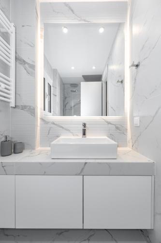 Spacious & Stylish Athens Apartment - Walk to Metro