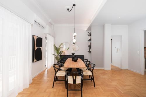 Spacious & Stylish Athens Apartment - Walk to Metro