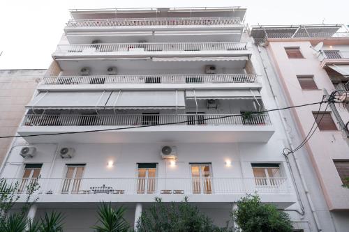 Spacious & Stylish Athens Apartment - Walk to Metro