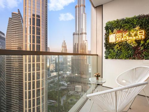 een balkon met uitzicht op de stad bij SKY9 Apartments - Luxury Apartments in Downtown Dubai with Full Burj Khalifa View in Dubai