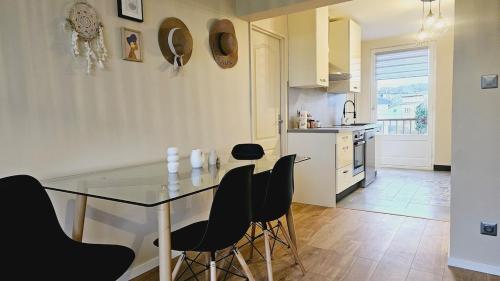 Kuchyň nebo kuchyňský kout v ubytování Cosy Corner Thionville Appart