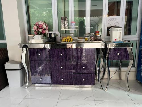 Cuisine ou kitchenette dans l'établissement Papangkorn House