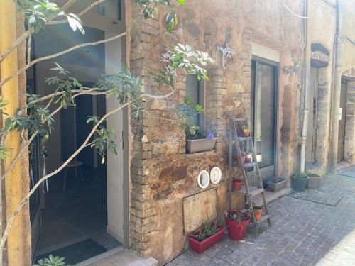 un bâtiment en pierre avec des plantes sur son côté dans l'établissement Superbe et atypique F2 Suquet Centre Cannes, à Cannes